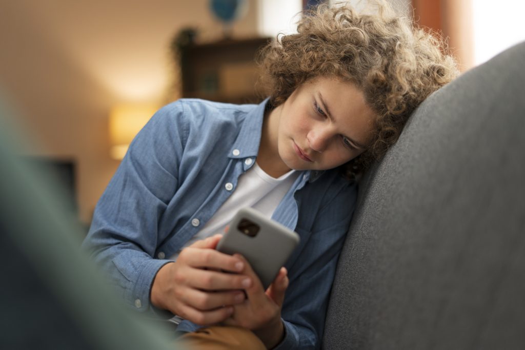 Retrouver le sommeil avec la sophrologie : Guide pratique 1 Addiction smartphone